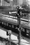 Die Wartung der Formsignale erforderte manch akrobatische Einlage der Signalschlosser, die den heutigen Unfallverhütungsvorschriften nicht unbedingt standhalten würden. (1956) <i>Foto: Walter Hollnagel</i>