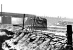 Schäden in Höhe der Südausfahrt des Bahnhofs Opladen. Die Gleise vorne stellen die Verbindung zwischen Abzw. Werkstätte und dem Bahnhof dar, dahinter verläuft die Personenzugstrecke Wuppertal—Köln-Mühlheim. Neben der Brücke der Fixheider Straße befand sich das Bw-Gelände, heute ist dort ein bekannter Recyclingbetrieb angesiedelt. (28.12.1944) <i>Foto: Karl Wolter</i>
