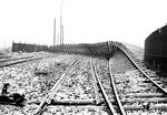 Zerstörte Gleisanlagen im südlichen Bahnhofsteil des Bahnhofs Opladen. Die Folgen des Luftangriffs vom 28. Dezember 1944 sind auch heute noch in Opladen präsent, wie der Fund einer Fünf-Zentner-Bombe im Jahr 2023 zeigte. Wie überliefert ist, dokumentierte der Chef der Wuppertaler Bahnpolizei Karl Wolter nicht nur die Schäden, sondern entschärfte so manchen Blindgänger selbst. (28.12.1944) <i>Foto: Karl Wolter</i>