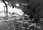 Das zerstörte Bahnsteigdach an Gleis 1 (Richtung Köln) im Bahnhof Opladen. Reichsbahnrat Karl Wolter (Chef der Wuppertaler Bahnpolizei) hatte keine Probleme, trotz allgemeinen Fotografierverbots, seine Bilder anzufertigen.  (28.12.1944) <i>Foto: Karl Wolter</i>