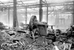 Auch das RAW Opladen wurde bei dem Luftangriff vom 28.12.1944 schwer getroffen, hier die Werkstatt für die Überholung von Werkzeugmaschinen.  (29.12.1944) <i>Foto: RBD Wuppertal (Eckler)</i>