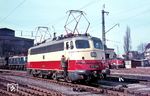 Die frisch in purpurrot/beige umlackierte E 10 1309 vom Bw Nürnberg Hbf im Bw München Hbf. (04.1966) <i>Foto: Rolf Hahmann</i>
