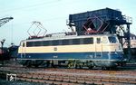 E 10 1310 in ihrem Heimat-Bw Nürnberg Hbf. Im Oktober 1963 begann die Auslieferung der Loks E 10 1308 - 1312 für den "Rheinpfeil". Der einzige optische Unterschied zur vorherigen Serie der E 10.12 (1265 - 1270) bestand in der umlaufenden Griffstange unter den Frontfenstern und dem zugehörigen Trittrost an der Rahmenoberkante. (02.1966) <i>Foto: Rolf Hahmann</i>