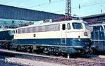 Die Nürnberger E 10 1312 im Bw München Hbf. Am 1. Januar 1968 wurden die E 10.12 in die Baureihe 112 umgezeichnet. Dabei behielten sie ihre Ordnungsnummer, nur die zur Unterscheidung vorangestellte „1“ fiel weg, so dass die 11 Loks die Nummern 112 265 bis 112 270 und 112 308 bis 312 erhielten.  (04.1966) <i>Foto: Rolf Hahmann</i>