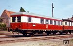 Der Beiwagen 190 816 war 1940 von der Waggonfabrik Wismar unter der Nummer 251 an die Niederbarnimer Eisenbahn AG in Berlin geliefert worden. Zum 1. Juli 1950 übernahm die Deutsche Reichsbahn den Betrieb der Industriebahn, soweit diese in Ostberlin lag, und ordnete den Beiwagen als VB 140 251 ein. Im EDV-Zeitalter erhielt das Fahrzeug die Nummer 190 816-9 und stand zuletzt in Salzwedel im Einsatz. Am 05.04.1975 wurde er ausgemustert und diente noch eine Zeitlang als Rangierunterkunft im Güterbahnhof von Salzwedel, bevor er verschrottet wurde. (05.1973) <i>Foto: Rolf Hahmann</i>
