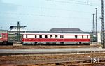 185 254 (ex VT 137 099) in Dresden Hbf. Der Triebwagen entstand 1935 aus den Erkenntnissen der vorher erschienenen Triebwagen des sog. "Essener Grundrisses". Für einen rascheren Fahrgastfluss wurde der Fahrzeuggrundriß für die neuen Fahrzeuge so überarbeitet, die Stauräume im Mitteleinstieg insgesamt vergrößert. Außerdem wurde bei ihnen der Abort vom Fahrgast- in den Einstiegsraum umplatziert. Der so geänderte Grundriß bildete die Grundlage für alle ab 137 094 nummerierten Triebwagen. In sechs verschiedenen Serien wurden insgesamt 77 Triebwagen der Baureihe hergestellt. 185 254 blieb erhalten und befindet sich heute im Mecklenburgischen Eisenbahn- und Technikmuseum in Schwerin. (03.1973) <i>Foto: Rolf Hahmann</i>