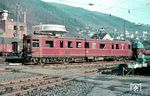 VT 36 500 vom Bw Wuppertal-Steinbeck im Bauzugeinsatz im Bahnhof Werdohl. Im Hintergrund ist das neue Dr S2-Stellwerk "Wf" zusehen, das 1965 von der BD Wupprtal mit 40 Stelleinheiten in Betrieb genommen wurde. 2011 wurde es abgerissen. (11.1964) <i>Foto: Rolf Hahmann</i>