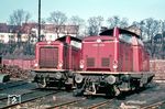 V 100 2092 (Bw Nördlingen) mit V 100 1342 (Bw Villingen) im Bw Ulm. (03.1968) <i>Foto: Rolf Hahmann</i>