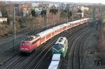 Der ausnahmsweise über die Güterzugstrecke umgeleitete RB 30534 mit 110 402 begegnet der ehemaligen 220 053 (BE 9) mit DGS 95056 nach Koblenz-Lützel im Bahnhof Ratingen-West. (22.03.2012) <i>Foto: Joachim Bügel</i>
