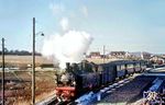 99 651 verlässt mit einem Personenzug den Bahnhof Beilstein (Württ). Nach der Stilllegung der Bottwartalbahn stand die Lok vom 22. August 1969 bis 11. Juni 2016 als Denkmallok auf dem ehemaligen Bahnhofsvorplatz in Steinheim (Murr). Im Frühjahr 2021 ging die Lok in das Eigentum des Vereins Öchsle-Schmalspurbahn e.V. über.   (02.1965) <i>Foto: Jörg Schulze</i>