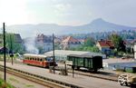 Ein MAN-Schienenbus (Baujahr 1960) der Hohenzollerischen Landesbahn (HzL) im Bahnhof Hechingen Landesb. Im Hintergrund ist die Burg Hohenzollern zu sehen. (05.1971) <i>Foto: Jörg Schulze</i>