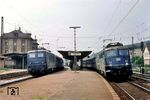 Die Offenburger E 41 034 (noch in stahlblau lackiert) überholt als Ersatz für eine ausgefallene Münchener E 10 im Bahnhof Süssen mit dem D 404 nach München die vor P 1249 nach Geislingen wartende Stuttgarter E 10 296. (1968) <i>Foto: Jörg Schulze</i>