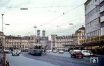 Ein Straßenbahnzug auf der Fahrt zum Sendlinger Tor am Münchener Stachus. Der Stachus, offiziell Karlsplatz, im Zentrum Münchens wird halbkreisförmig vom neobarocken Stachus-Rondell umgeben, das 1899–1901 nach Plänen von Gabriel von Seidl errichtet wurde. Die auf den beiden Ecktürmen am Karlstor ursprünglich vorhandenen zwei Kuppelaufsätze wurden im Zweiten Weltkrieg zerstört und bis heute nicht rekonstruiert. Dazwischen sind die Türme der Frauenkirche zu sehen. (1970) <i>Foto: Jörg Schulze</i>