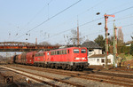 Die letzte planmäßig mit zwei Loks der Baureihe 140 bespannte Zugleistung war der GM 48424 von Oberhausen West nach Neunkirchen/Saar, hier mit 140 772 + 140 810 bei der Durchfahrt in Düsseldorf-Rath. (22.03.2012) <i>Foto: Joachim Bügel</i>