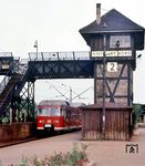 Ein ET 27 erreicht den Bahnhof Stuttgart Nord. Das Stellwerk 2 aus dem Jahr 1925 wurde am 24.03.1973 außer Betrieb genommen. (08.1967) <i>Foto: Jörg Schulze</i>