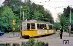 Tw 717 (ein vierachsiger GT4-Einrichtungstriebwagen der MF Esslingen, Baujahr 1964) auf der Linie 5 nach Stammheim an der Haltestelle Ruhbank/Fernsehturm. Heute ist an dieser Stelle der Hochbahnsteig der Stadtbahnlinie U 15. Im Vordergrund die -als Abstellgleis genutzten- Reste der ehemaligen Strecke zum Georgiiweg/Königsträssle (Linie Sp zu den Spielplätzen Degerloch). (1970) <i>Foto: Jörg Schulze</i>