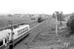 Südlich von Donauwörth begegnet 103 175 mit IC 121 "Hans Sachs" (Bremen - München) der entgegen kommenden 117 115 vor N 5010 nach Donauwörth bei Bäumenheim. (05.1977) <i>Foto: Jürgen Hagemann</i>