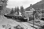 E-Lok 2 der Albtalbahn mit einem Personenzug bei Frauenalb mit dem 1180 gegründeten Kloster.  (09.1959) <i>Foto: Jürgen Hagemann</i>