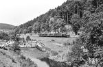 E 4 der Albtalbahn erreicht mit ihrem Personenzug Fischweier im Moosalbtal. Die Autos parken an einem kleinen Freibad an der Moosalb, welches bis etwa 1960 geöffnet war. (09.1959) <i>Foto: Jürgen Hagemann</i>