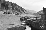 Ein Personenzug der Albtalbahn im lieblichen Moosalbtal bei Fischweier. (09.1959) <i>Foto: Jürgen Hagemann</i>