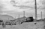 E 04 18 führt den E 538 (Innsbruck - München) bei Kufstein. Im Hintergrund ist die Pfarrkirche Kufstein-Zell zu sehen. (08.1957) <i>Foto: Jürgen Hagemann</i>