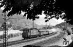 E 04 18 hat mit D 64 (Rom - München) soeben den Bahnhof Kufstein verlassen. (08.1957) <i>Foto: Jürgen Hagemann</i>