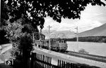 E 04 21 vom Bw München Hbf fährt mit P 1871 aus München in Kufstein ein. (08.1957) <i>Foto: Jürgen Hagemann</i>