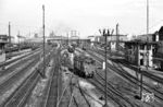 E 04 21 auf Rangierfahrt zwischen Hackerbrücke und München Hbf. Die Stellwerke "F 1" (rechts) und "F 2" (links) gingen mit der Inbetriebnahme des neuen Münchener Zentralstellwerks am 10.10.1964 vom Netz. (05.1958) <i>Foto: Jürgen Hagemann</i>