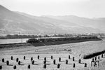Eine ÖBB 1020 (E 94) mit einem Schnellzug im Inntal bei Imst. (08.1957) <i>Foto: Jürgen Hagemann</i>