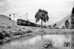 ÖBB 1670.04 mit einer 1020 vor einem Schnellzug Richtung Innsbruck im Inntal bei Imst. (08.1957) <i>Foto: Jürgen Hagemann</i>