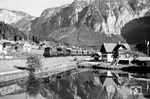 ÖBB 1045 und eine 1189 befördern einen Personenzug in Obertraun-Dachsteinhöhle auf der Salzkammergutstrecke. Der Zug fährt von Stainach-Irdning nach Attnang-Puchheim. (08.1957) <i>Foto: Jürgen Hagemann</i>
