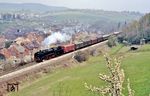 Während der Plandampfveranstaltung vom 28. bis 30. April 1991 bewältigen die eingesetzten Dampfloks zwischen Leipzig und Probstzella sowie auf der Saalebahn störungsfreie 3732 km. 01 2137 ist hier mit dem P 8015 nach Saalfeld (Saale) in Pößneck unterwegs. (28.04.1991) <i>Foto: Joachim Bügel</i>