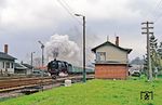 01 21327 verlässt mit P 8015 nach Saalfeld (Saale) den Bahnhof Pößneck ob Bf. Hinter dem Stellwerk "Pw" filmt Joachim Schmidt. (30.04.1991) <i>Foto: Wolfgang Bügel</i>