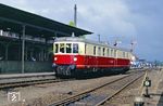 185 254 (Westwaggon, Baujahr 1935) als Sonderzug im Bahnhof Bad Freienwalde. Im Juni 1935 als 137 099 an die Reichsbahn ausgeliefert, wurde er 1957 zum Dienstwagen des Präsidenten der RBD Greifswald umgebaut. Das Fahrzeug blieb erhalten. 1996 an das DB-Museum übergeben, befindet sich der Triebwagen heute als Leihgabe bei den Mecklenburgischen Eisenbahnfreunden Schwerin. (07.05.1991) <i>Foto: Slg. Wolfgang Bügel</i>