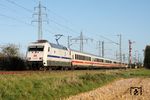 "Europalok" 101 057 mit LPFT 78231 nach Dortmund Bbf (dem Leerzug aus IC 2311 von Westerland (Sylt) nach Köln Hbf) am Abzweig Weißenberg bei Neuss. (01.04.2026) <i>Foto: Uwe Meiß</i>