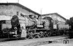 Am 27. Mai 1960 besaß die BD Saarbrücken noch 52 Lok der preußischen G 10. Innerhalb von 6 Jahren sank der Bestand auf Null. 57 1080 gehörte zu den letzten Saarbrücker G 10. Am 14.11.1965 wurde sie z-gestellt und am 25.04.1966 ausgemustert. (01.05.1965) <i>Foto: Reinhard Gumbert</i>