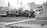 38 2307 (Bw Trier) verlässt mit einem Eilzug den Bahnhof Völklingen. Die Verschlusszeit der damaligen Kamera von lediglich 1/125 sec erforderte einen Mitzieher.  (01.05.1965) <i>Foto: Reinhard Gumbert</i>