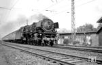 Die Gießener 01 210 hatte im Mai 1961 ihre Neubaukessel erhalten und rollt hier dem E 580 (Celle - Frankfurt/M) durch Frankfurt-Ginnheim. Drei Wochen später wurde die Lok mit dem Dampfende auf der Main-Weser-Bahn nach Nürnberg umstationiert. (13.05.1965) <i>Foto: Reinhard Gumbert</i>