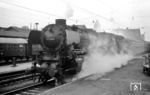 In Gießen hat 01 1084 (Bw Kassel) den P 1731 übernommen und startet nun mit kräftigen Auspuffschlägen und, in der Kälte des regnerischen Juni-Tages, aus allen Knopflöchern dampfend gen Kassel. Der ABüm-Wagen an der Zugspitze war wohl eine Überführungsfahrt.  (08.06.1965) <i>Foto: Reinhard Gumbert</i>