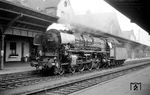 01 1056 rollt durch den Bahnhof Gießen, um anschließend den D 183 nach Kassel zu übernehmen. (08.06.1965) <i>Foto: Reinhard Gumbert</i>