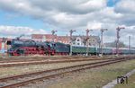 03 2155 fährt auf einer Rundfahrt von Saalfeld (Saale) über Weißenfels - Leipzig - Gera zurück nach Saalfeld mit DRC 83548 an der (noch) vorhandenen Formsignalansammlung im Bahnhof Zeitz vorbei. (29.03.2026) <i>Foto: Atijana Schmidt</i>
