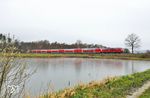 218 403 brummt mit RE 4852 nach Hof an den Wiesauer Fischteichen vorbei. (10.04.2026) <i>Foto: Joachim Bügel</i>