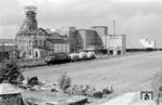 Mit einem kurzen Zug ist die Kornwestheimer 193 016 am Salzbergwerk in Bad Friedrichshall unterwegs. (09.1981) <i>Foto: Jürgen Hagemann</i>