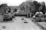 Blick von der Bundesstraße 27 auf die über den Bü an der Bahnhofsstraße in Bad Friedrichshall-Kochendorf fahrende 193 016. Der Bahnübergang ist nicht mehr existent, heute befindet sich genau hier der neue Haltepunkt Kochendorf. (09.1981) <i>Foto: Jürgen Hagemann</i>