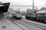 Im Bahnhof Schwäbisch Gmünd trifft 193 014 vor Ng 68448 auf den hier endenden N 5443 aus Stuttgart mit der Stuttgarter 144 085. (09.1981) <i>Foto: Jürgen Hagemann</i>