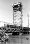 Vororttriebwagen ER2-655 nach Swetlogorsk (Rauschen) auf der doppelstöckigen Brücke über den Pregel zwischen Kaliningrad-Passashirskij (Königsberg/Pr Hbf) und Kaliningrad-Sewernyj (Königsberg Nord). Die ursprünglich im August 1925 in Betrieb genommene Brücke diente im oberen Teil dem Schienenverkehr, der untere war für den Straßenverkehr freigegeben (vgl. Bild-Nrn. 24189, 60104). Nach erheblichen Zerstörungen im Zweiten Weltkrieg wurde die Brücke nicht mehr im alten Zustand aufgebaut. Beim Wiederaufbau wurde der Dreh- in einen Hubüberbau mit einer ungeteilten Schifffahrtsöffnung umgebaut. (1978) <i>Foto: Jürgen Hagemann</i>
