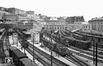 Der Bahnhof Genova Piazza Principe ist einer der zwei Hauptbahnhöfe der italienischen Hafenstadt Genua. Er liegt im nordwestlichen Bereich des Stadtzentrums, zwischen der Piazza Acquaverde, wo sich die Reisendenzugänge befinden, und der Piazza del Principe. Im Frühjahr 1954 rangieren dort E.552.009, E.551.025 und E.552.002. Gut zu sehen ist, dass der Bahnhof noch vollständig mit Drehstromfahrleitung ausgerüstet ist.  (03.1954) <i>Foto: Jürgen Hagemann</i>