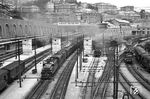 Rangierlok E.554.038 im Bahnhof Genova Piazza Principe. Die rund 570 kompakten Elektoloks der FS mit der Achsfolge E genügten über die gesamte Existenz des italienischen Drehstrombetriebs sämtlichen Ansprüchen des Güterverkehrs. Als Abschluss der Serie erschien 1928 die Baureihe E.554, von der bis 1930 noch 183 Exemplare in Dienst gestellt wurden. Die 77 Tonnen Dienstgewicht verteilten sich auf eine LüP von nur 10,8 Metern. Die Leistung betrug 2000 kW bei 50 km/h.  (03.1954) <i>Foto: Jürgen Hagemann</i>