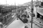 FS E.551.163 verlässt mit einem Güterzug den Bahnhof Genova Piazza Principe. Die Lokomotive entstand als Weiterentwicklung der E.550 bei mehreren Firmen einige Jahre nach dem Ersten Weltkrieg. In der Zeit von 1922 bis 1925 wurden insgesamt 183 Lokomotiven in drei Serien gebaut. (03.1954) <i>Foto: Jürgen Hagemann</i>