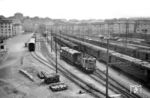 FS E.552.013 rangiert im Bahnhof Genova Piazza Principe. Die Lokomotive entstand als Weiterentwicklung der FS E.551 bei Nicola Romeo, der auch für den 'Alfa Romeo' im Automobilbau verantwortlich zeichnete. Im Gegensatz zur E.551 wurde die E.552 als Lokomotive mit einseitigem äußeren Führerstand und angrenzenden Maschinenraum ausgeführt. (03.1954) <i>Foto: Jürgen Hagemann</i>